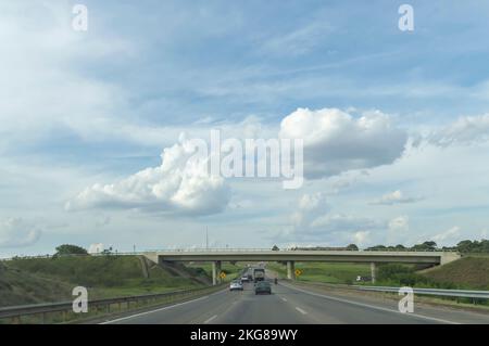 Campinas-sp,brasil-21 novembre,2022: Pont sur une autoroute avec des nuages en arrière-plan. Banque D'Images