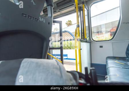 Campinas-sp,brasil-21 novembre,2022: Vue de l'intérieur d'un bus urbain avec chaises à graffitites, chaises de bus vandales. Banque D'Images