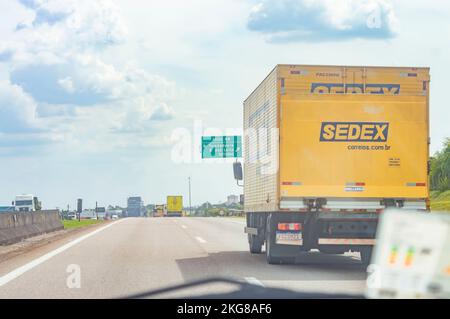 Campinas-sp,brasil-21 novembre,2022: Vue de l'intérieur d'une voiture montrant l'avant d'un camion sedex. Banque D'Images
