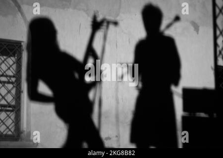 sur le mur l'ombre d'un musicien guitariste lors d'un concert Banque D'Images