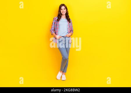 Photo de la taille du corps de jeune adorable succès tendance porter dame décontracté ensemble mains poches joli ensemble à vendre isolé sur la couleur jaune Banque D'Images