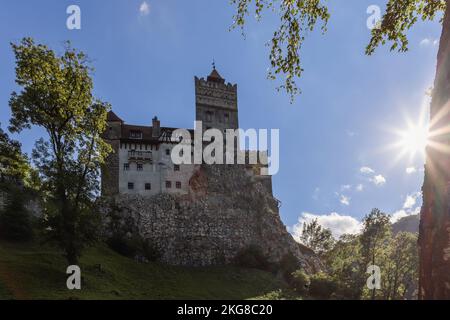 Malgré la magnificence de la nature environnante, même par une journée ensoleillée, le château de Bran reste un rappel majestueux mais sombre des tragédies médiévales Banque D'Images