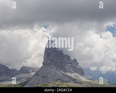 Hélicoptère utilisé pour les opérations de sauvetage sur le Tre Cime di Lavaredo dans les Dolomites, en Italie, par temps nuageux Banque D'Images