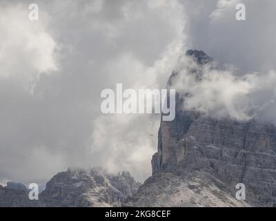 Hélicoptère utilisé pour les opérations de sauvetage sur le Tre Cime di Lavaredo dans les Dolomites, en Italie, par temps nuageux Banque D'Images