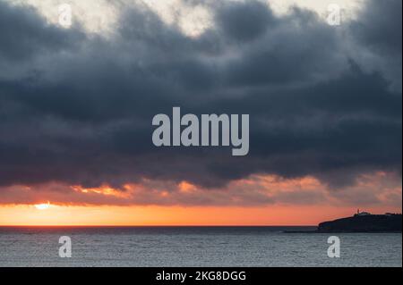 Canada, Labrador, Terre-Neuve, Rocky Harbour, paysage marin avec phare de Lobster Cove Head au coucher du soleil Banque D'Images