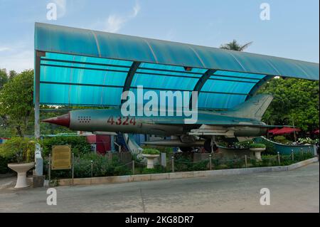 Un Mikoyan-Gurevich MIG-21 4324 vietnamien, Trésor national, au Musée d'histoire militaire du Vietnam, Hanoi, Vietnam Banque D'Images