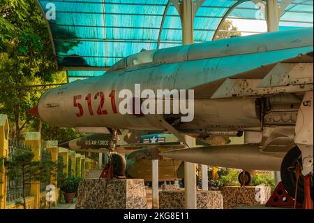 MIG-21 5121, un Trésor national, au Musée d'histoire militaire du Vietnam, Hanoi, Vietnam Banque D'Images