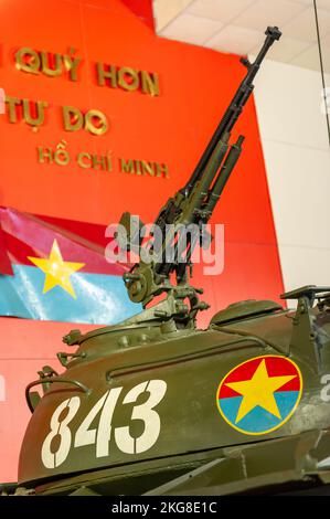 Le Tank original 843 à l'intérieur au Musée d'histoire militaire du Vietnam, Hanoi, Vietnam Banque D'Images