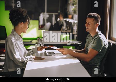 Deux employés partagent leurs idées sur le lieu de travail Banque D'Images