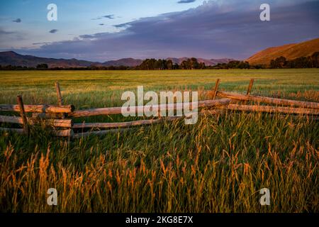 Etats-Unis, Idaho, bellevue, scène rurale avec ancienne clôture en bois Banque D'Images