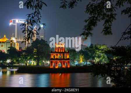 La Tour des tortues illuminée sur le lac Hoàn Kiếm, Hanoi, Vietnam Banque D'Images