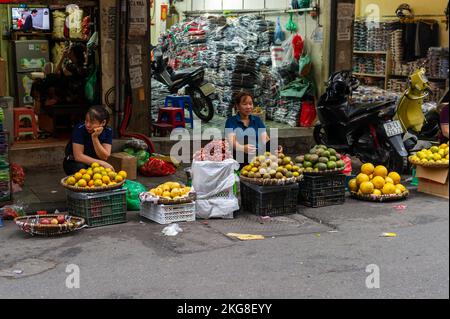 Vente de fruits et légumes au marché de Dong Xuan, Hanoi, Vietnam Banque D'Images