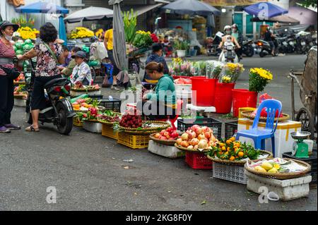 Vente de fruits et légumes au marché de Dong Xuan, Hanoi, Vietnam Banque D'Images