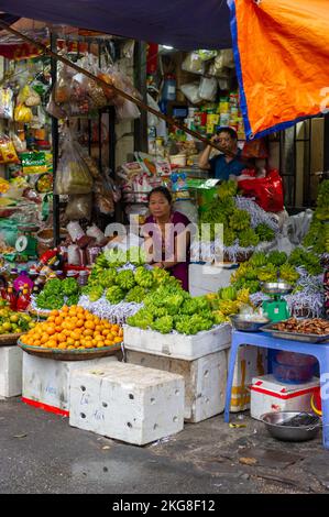 Vente de fruits et légumes au marché de Dong Xuan, Hanoi, Vietnam Banque D'Images