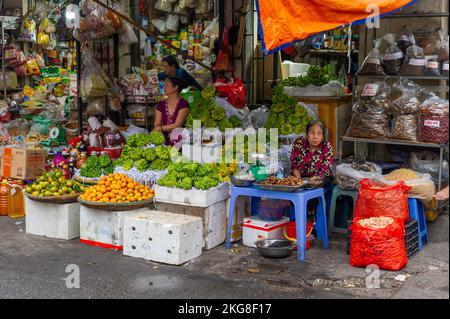 Vente de fruits et légumes au marché de Dong Xuan, Hanoi, Vietnam Banque D'Images