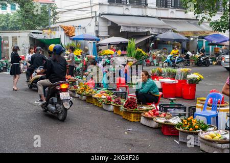 Vente de fruits et légumes au marché de Dong Xuan, Hanoi, Vietnam Banque D'Images