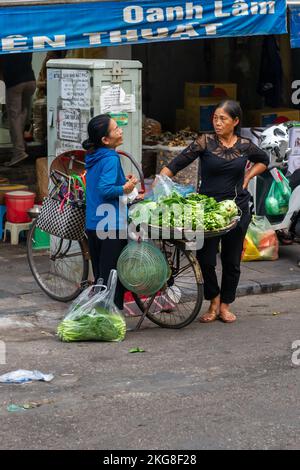 Vente de fruits et légumes au marché de Dong Xuan, Hanoi, Vietnam Banque D'Images