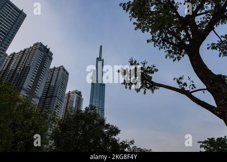 Ho Chi Minh ville, Vietnam - 08 novembre 2022: Site touristique 81, un bâtiment à Saigon. Point de repère 81 parmi d'autres bâtiments de haute élévation de Vinhomes Central Park Banque D'Images