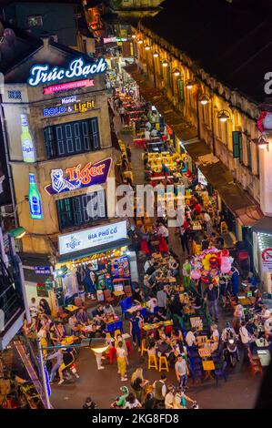 Ta Hien, Hanoi Pub Street rempli de touristes la nuit, pris d'en haut, Hanoi, Vietnam Banque D'Images