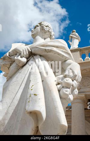 Portugal, Lisbonne, vue à angle bas de la statue à l'extérieur du Palais Royal Banque D'Images