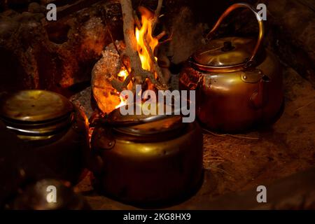 Quelques théières avec thé bédouin, bouilloire sur feu de camp la nuit, Jordanie, Wadi Rum Banque D'Images