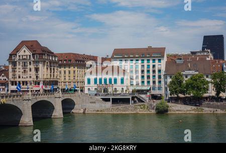 BÂLE, SUISSE, 7 JUILLET 2022 : pont Wetsteinbrucke sur le Rhin et bâtiments historiques de la ville. Promenade à travers la vieille ville bien préservée en Europe. Banque D'Images