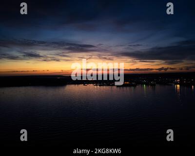 Le ciel nuageux au-dessus du port capturé au coucher du soleil à Sassnitz, Allemagne Banque D'Images