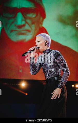 Zurich, Suisse. 18th, novembre 2022. La chanteuse pop suisse Stefanie Heinzmann se produit en direct pendant la nuit Energy Star 2022 au Hallenstadion de Zurich. (Crédit photo: Gonzales photo - Tilman Jentzsch). Banque D'Images