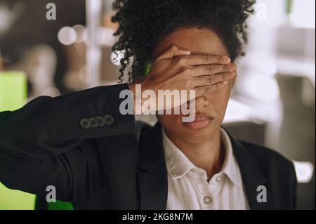 Femme afro-américaine souffrant de fatigue oculaire Banque D'Images