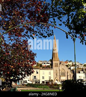 L'église unie réformée de Dawlish, encadrée de feuilles d'automne. Banque D'Images