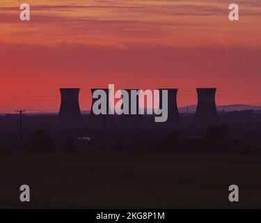 Un ciel rouge vibrant au-dessus des champs du sud du Derbyshire, en regardant vers l'ancienne centrale au charbon de wellington, désaffectée, avec tours de refroidissement Banque D'Images