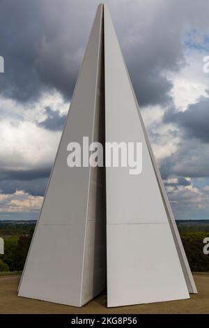 Light Pyramid à Campbell Park à Milton Keynes, Buckinghamshire, Royaume-Uni en septembre avec un ciel sombre et nuageux Banque D'Images