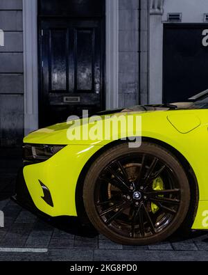 Photos des quartiers avant et arrière d'une BMW i8 prises à Londres Banque D'Images