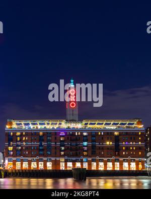 Une photographie en exposition prolongée du célèbre bâtiment du quai de la tour oxo sur Southbank à Londres la nuit. Banque D'Images
