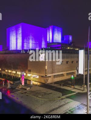 Une longue exposition de la maison Brutaliste du National Theatre sur la South Bank de Londres prise la nuit en hiver. Banque D'Images