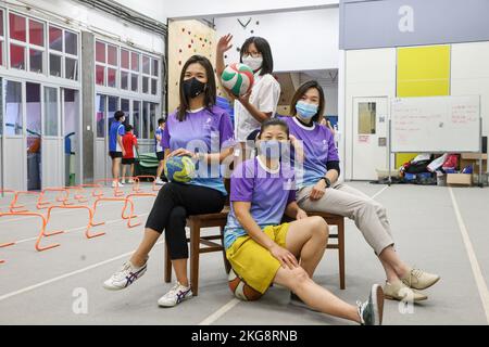 (G-D) Peony Tam, gestionnaire de projet (L1); étudiante Emma Yung Yuen-chi (rang supérieur, L2) de l'école secondaire ng Yuk; Jay Kan (R1), consultant de projet et Alicia Lui (rang inférieur, L2) , fondatrice de Women in Sports Empowered Hong Kong pose à l'école secondaire ng Yuk. 18OCT22 SCMP /K. Y. Cheng Banque D'Images