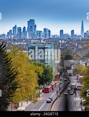 Vue sur la ligne d'horizon de Londres prise du pont Highgate montrant une multitude de bâtiments célèbres et importants sur fond de ciel voilé Banque D'Images