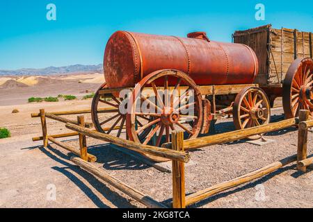 Death Valley, CA, États-Unis - 15 avril 2021 20 Mule Team Borax wagon train dans la zone historique Harmony Borax Works, dans le parc national de Death Valley, en Californie Banque D'Images