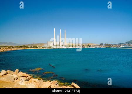 Morro Bay, Californie, États-Unis - 1 mai 2022. Morro Bay, petite ville confortable de la côte centrale de Californie. Une vieille centrale électrique, le front de mer, et le paysage urbain sur l'île de ba Banque D'Images