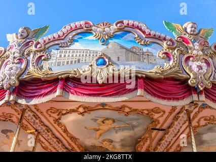 Gros plan sur le haut du magnifique carrousel coloré et orné du parc des expositions, Piazza della Repubblica, Florence, Italie, novembre 2022 Banque D'Images