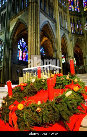 METZ, FRANCE - 19 DÉCEMBRE 2015 : couronne de l'Avent avec 4 bougies près de l'autel dans la cathédrale de Metz. La construction de cette cathédrale gothique a commencé en 1220. Banque D'Images