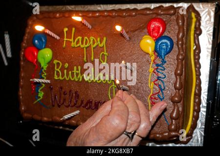 Bougies allumées sur le gâteau d'anniversaire au chocolat de William. St Paul Minnesota MN États-Unis Banque D'Images