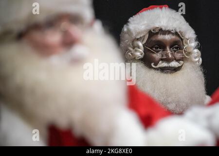 Londres, Royaume-Uni. 22nd novembre 2022. Les artistes se préparent à l'école Santa à l'est de Londres à la seule véritable école de formation de Grande-Bretagne pour les Santas professionnels et leurs assistants elf - actuellement dans sa 26th année. L'école voit les élèves du Père Noël apprendre tout ce qu'ils ont besoin de savoir sur le travail, y compris l'histoire, le caractère, le costume, la voix, le maquillage et, surtout, le jeu de rôle. À la fin de la formation éprouvante, il y a un Santa Gradation Day où les étudiants reçoivent un certificat s'ils ont réussi. Credit: Guy Corbishley/Alamy Live News Banque D'Images
