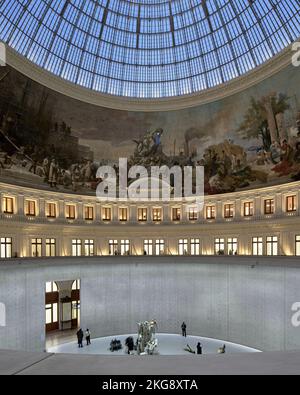 Espace principal à partir du niveau supérieur. Bourse de Commerce, Paris, France. Architecte: Tadao Ando , 2021. Banque D'Images