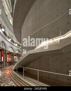 Espace principal depuis le sol. Bourse de Commerce, Paris, France. Architecte: Tadao Ando , 2021. Banque D'Images