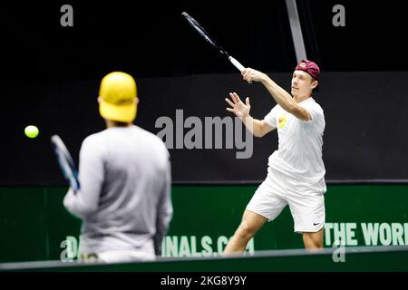 22 novembre 2022, Espagne, Málaga: Tennis, hommes: Coupe Davis - cycle Knockout, entraînement Canada. Denis Shapovalov (r), du Canada, est en action au cours d'une séance de formation. L'équipe de la coupe Davis allemande affrontera le Canada en quarts de finale sur 24 novembre 2022. Photo: Frank Molter/dpa Banque D'Images