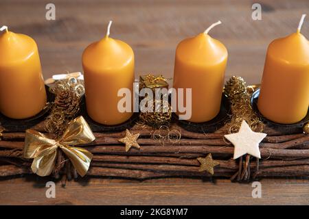 Un chandelier avec quatre bougies se tient sur une belle table en bois vieilli Banque D'Images