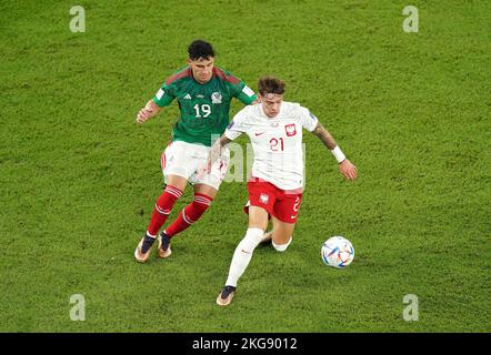 Jorge Sanchez (à gauche) au Mexique et Nicola Zalewski en Pologne se battent pour le ballon lors du match du groupe C de la coupe du monde de la FIFA au stade 974, Rass Abou Aboud. Date de la photo: Mardi 22 novembre 2022. Banque D'Images