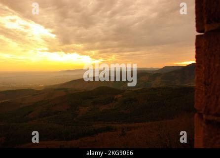 Montagnes dans le brouillard. Heure du coucher du soleil. Vue depuis un mur du château. Alsace (France) Banque D'Images