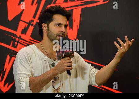 Kolkata, Inde. 22nd novembre 2022. L'acteur de Bollywood Varun Dhawan réagit alors qu'il parle aux médias lors d'un événement promotionnel de son prochain film Bhediya, à Kolkata sur 22 novembre 2022. Le film indien en hindi de 2022, réalisé par Amar Kaushik, va sortir sur 25 novembre 2022. (Photo de Sankhadeep Banerjee/NurPhoto) Credit: NurPhoto/Alay Live News Banque D'Images